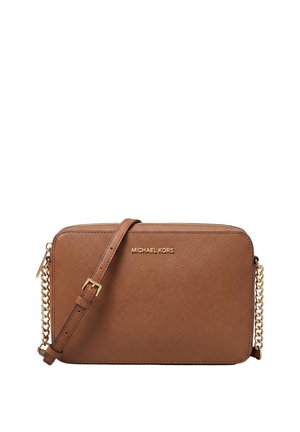 Sac bandoulière rectangulaire marron avec bandoulière en cuir réglable, détails en chaîne dorée et logo "Michael Kors" sur le devant.