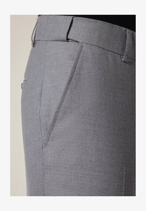 Szare spodnie garniturowe o gładkiej fakturze, z płaskim przodem, bocznymi kieszeniami i dopasowanym krojem, wycięte na wysokości bioder.