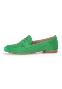 Groene suède instapper met een ronde neus, voorzijde met plooidetail en een lage tan rubberen zool. Gladde textuur en eenvoudig, gestroomlijnd ontwerp.