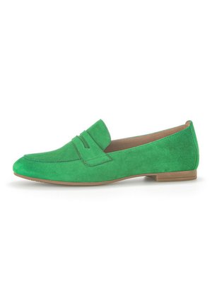 Mocassin en daim vert avec un bout arrondi, détail de pli à l'avant et une semelle en caoutchouc beige basse. Texture lisse et design simple et épuré.