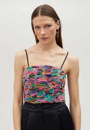 Top corto colorido hecho de tela con volantes, que presenta tonos vibrantes de rosa, verde y azul, con finas tirantes negras.