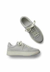 Hellgraue Wildledersneaker mit flachen cremefarbenen Schnürsenkeln, durchlochter Zehenpartie, gepolstertem Kragen und Gummisohle. Minimalistisches Design mit geprägtem Logo.