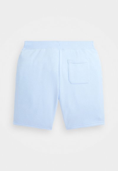 Calções de algodão azul claro com um cós elástico, apresentando um único bolso nas costas e bordas acabadas. Textura suave e design simples.