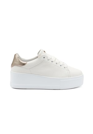 Sneaker platform in pelle bianca con un accento metallico oro sul tallone, punta rotonda, allacciatura frontale e suola in gomma bianca texurizzata.