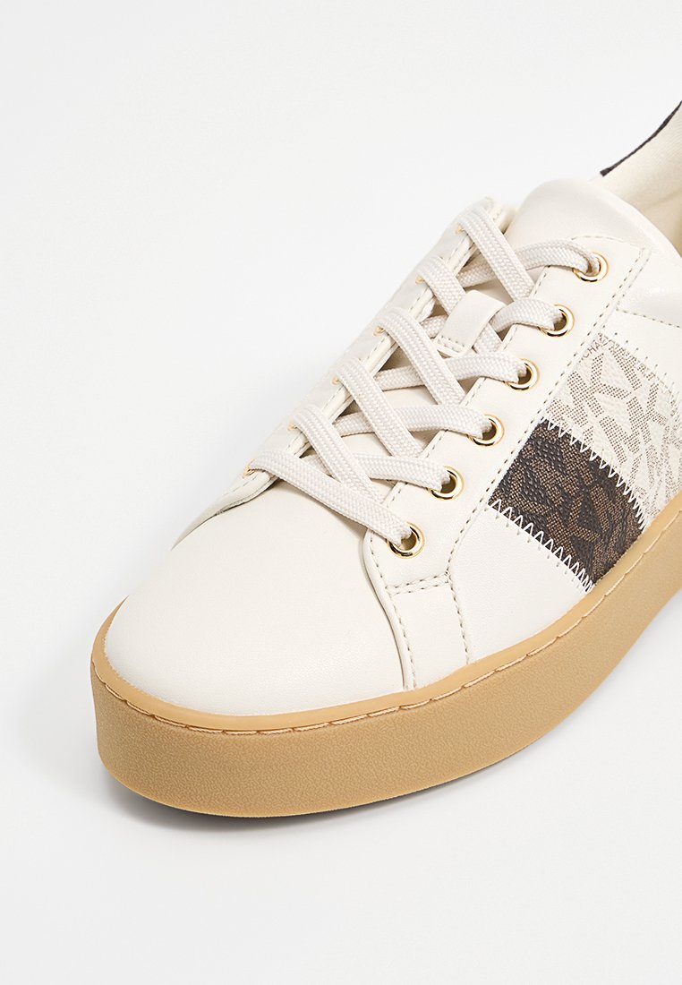 Zapatilla de cuero blanco con suela de plataforma beige, panel lateral decorativo con detalle estampado y cordones planos beige sujetos por ojales dorados.
