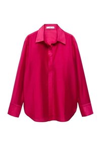 Chemise rose vif à manches longues avec boutonnage, col pointu et larges poignets, affichée sur un fond blanc.