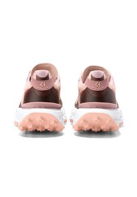 Lehké běžecké boty s růžovým a hnědým svrškem, síťovinovými detaily a bílou, texturovanou gumovou podrážkou pro trakci.