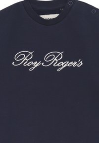 T-shirt in cotone blu navy con "Roy Roger's" ricamato in bianco corsivo, dotato di bottoni a pressione sulle spalle per un facile indossamento.