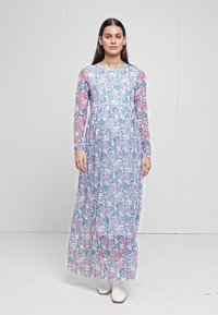 Langes Blumenkleid aus leichtem Stoff, mit einem blauen und pinken Blumenmuster, langen Ärmeln, runder Halslinie und fließender Silhouette.