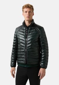 Zelená prošívaná bunda s zipem, prošívaným designem a stojáčkem. Obsahuje boční kapsy a nášivku s logem na rukávu.