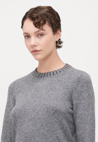ONLY Tall ONLFINA O NECK - Pulover - medium grey melange/dark grey melange