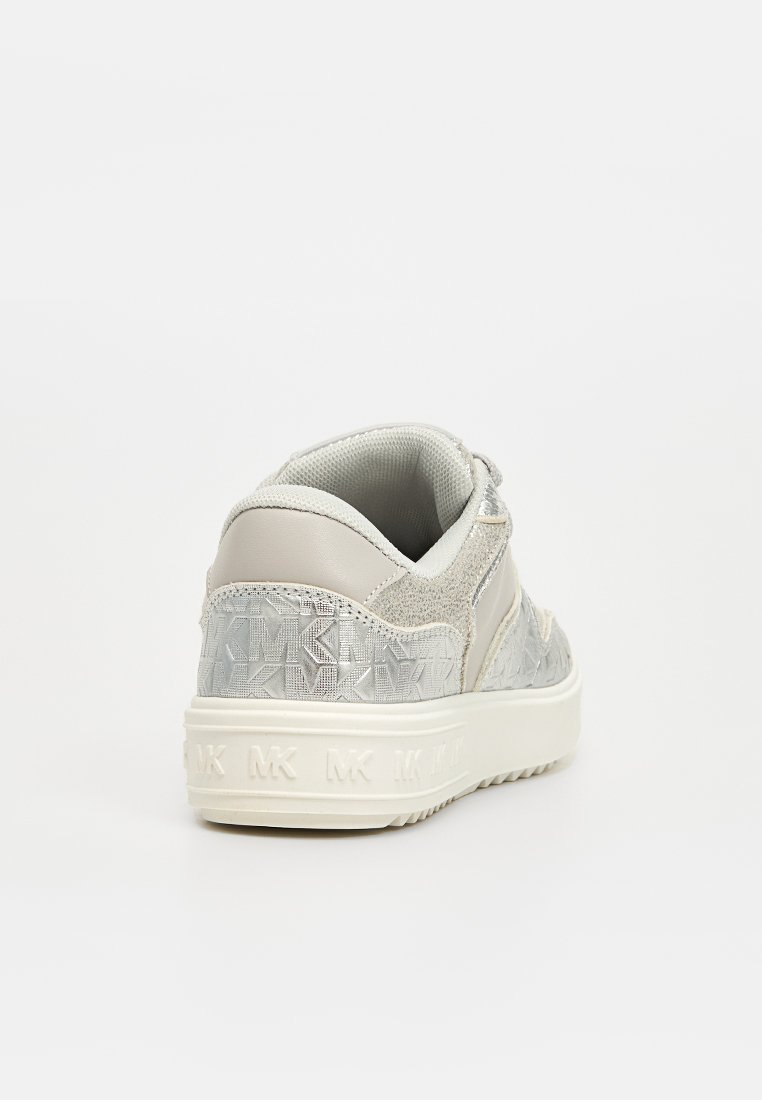 Zapatilla de deporte gris claro con un patrón texturizado, materiales de cuero y tela, cuello acolchado y suela de goma blanca con logotipo en relieve.