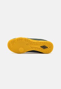 Umbro VELOCITA IX CLUB  IC - Scarpe da calcio indoor - poseidon/blazing yellow/white