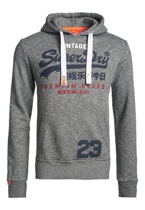 Grauer SuperDry-Hoodie mit weißen Kordeln, Fronttasche, der Zahl "23" in der Nähe der Taille und Text in Englisch und Japanisch auf der Brust.