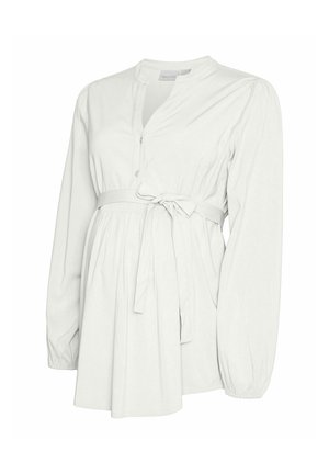 Biała bluzka ciążowa z dekoltem w literę V, długimi rękawami, z guzikiem z przodu i detalem w postaci wiązania w talii. Wykonana z miękkiego materiału o luźnym kroju.