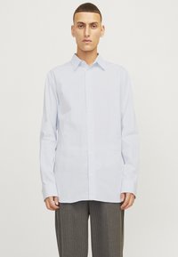 Unselected, cashmere blue