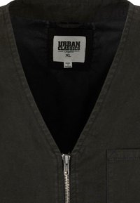 Koszula na zamek błyskawiczny z organicznej bawełny w kolorze czarnym, z dekoltem w serek, mająca kieszeń z przodu oraz metkę z napisem "Urban Classics, XL, Wyprodukowano w Pakistanie."