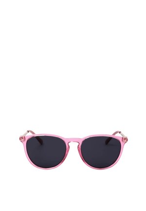 Occhiali da sole con montatura rosa, lenti tonde scure e un piccolo ponte sul naso, mostrati su sfondo bianco.