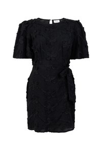 Schwarzes Kleid aus strukturiertem Stoff mit Blumenstickerei und tailliertem Gürtel. Es hat kurze Ärmel und einen runden Ausschnitt mit einem Reißverschluss im Rücken.