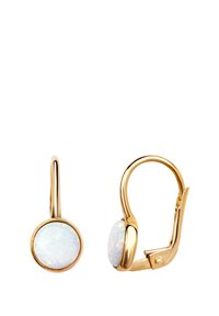 Złote kolczyki w kształcie obręczy z okrągłym, iryzującym opalem o gładkiej powierzchni. Projekt obejmuje bezpieczne zapięcie na zatrzask.
