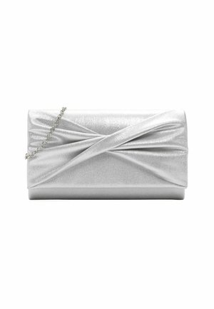 Silberne metallische Clutch-Tasche mit einem strukturierten, drapierten Design und einem silbernen Kettenriemen. Rechteckige Form mit einer glatten Oberfläche.
