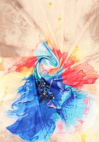 Wielokolorowy szalik z kwiatowym wzorem w odcieniach niebieskiego, czerwonego i żółtego na jasnobeżowym tle, wykonany z miękkiej, gładkiej tkaniny.