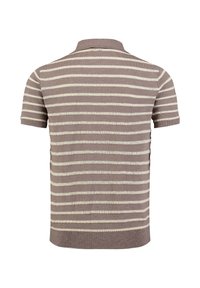 Camisa polo de manga corta color marrón con rayas horizontales blancas, vista desde la parte de atrás sobre un fondo blanco.