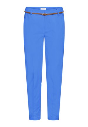 Pantaloni albaștri strâmți, cu o curea subțire maro și închidere frontală cu fermoar, concepuți pentru femei.