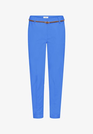 Kirkkaita sinisiä slim fit -housuja, joissa on ohut ruskea vyö ja etuvetoketjusuljin, suunniteltu naisille.