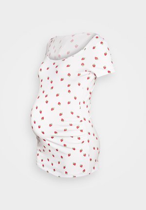 Hvid graviditet T-shirt med korte ærmer og pink jordbærmønster, vist på en torso mannequin med synlig babybule-form.