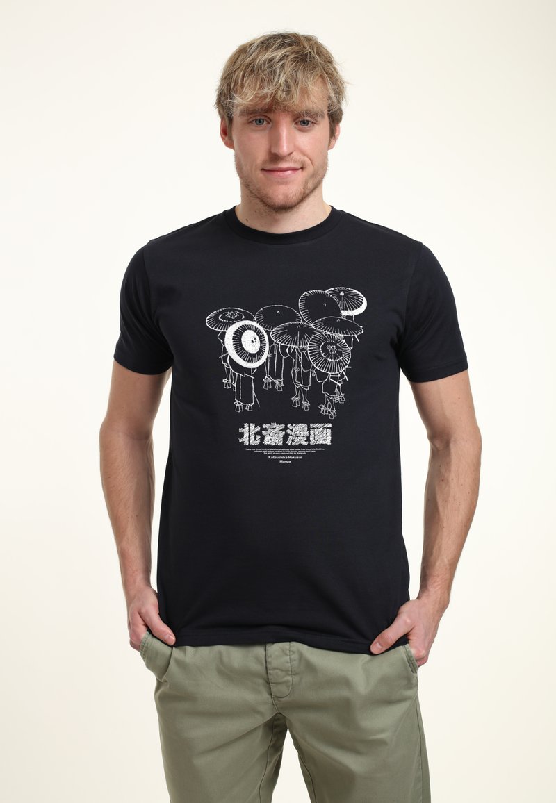 Černé bavlněné tričko s bílou grafikou postav v kloboucích a textem v japonštině. Krátké rukávy a kulatý výstřih.