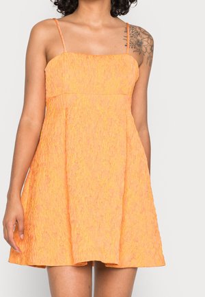 Helles orangefarbenes Minikleid mit strukturierter Oberfläche, dünnen Trägern und einem taillierten Oberteil, das an der Taille ausgestellt ist.
