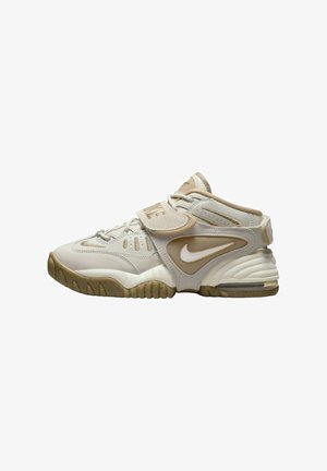 Nike High-Top-Sneaker mit weißem und beigem Lederobermaterial, Mesh-Akzenten, vorderer Schnürung und einem Klettverschluss. Dicke, strukturierte Gummisohle.
