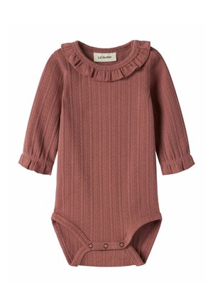 Body bébé à manches longues couleur rose poudré avec col et poignets à volants, tissu tricoté texturé, fermeture pression au bas.