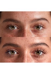 Primo piano di due occhi; sopra con ciglia naturali, sotto con mascara blu. Entrambi hanno iridi marroni e lentiggini visibili sulla pelle.