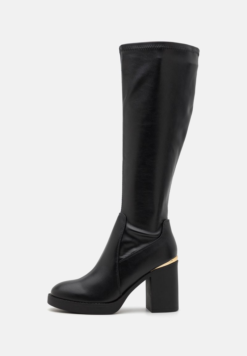 Černé kozačky do výšky kolene s hladkým syntetickým materiálem, kulatou špičkou, robustním vysokým podpatkem a zlatým akcentem na podpatku. Bezešvý design.