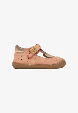 Scarpa rosa per bambino con motivi a stelle, cinturino con orso in rilievo, tallone metallico e dettagli del volto di gatto sulla punta con suola marrone.