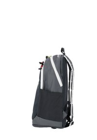 Mochila gris y negra con dos cremalleras blancas, correas ajustables, bolsillo lateral de malla y un panel inferior texturizado. Diseño ligero.