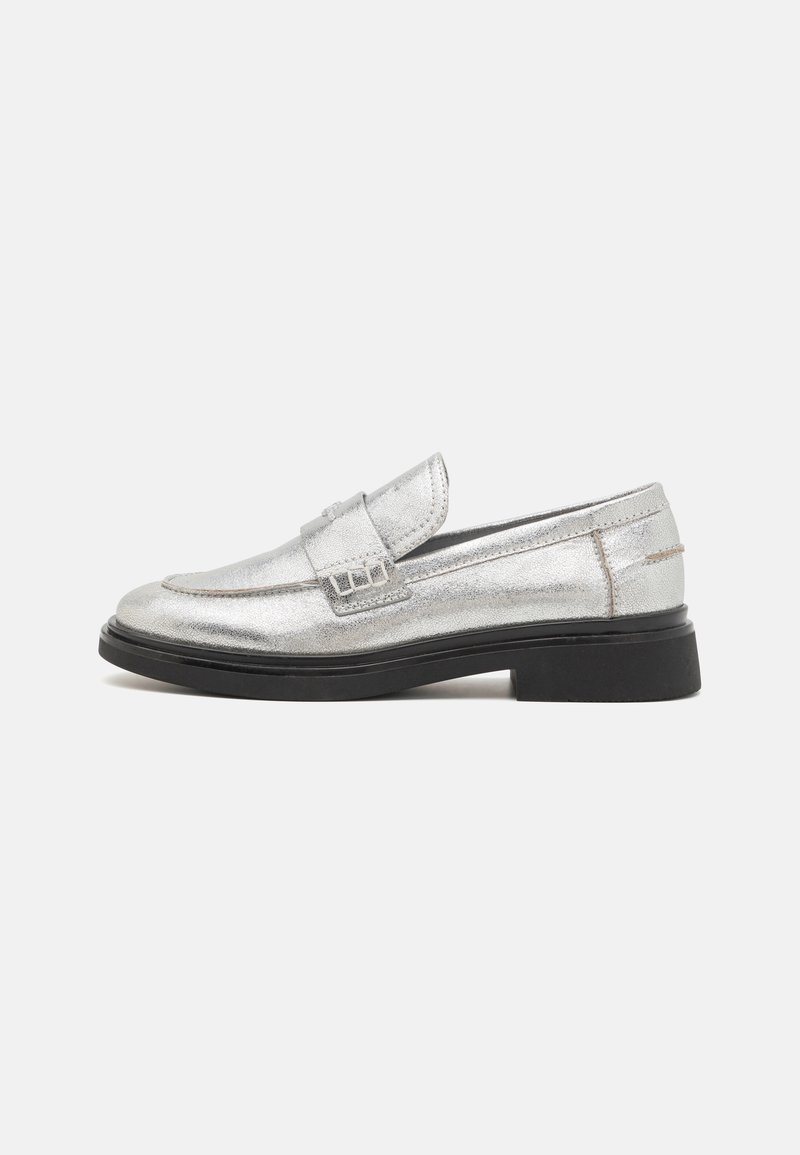 Sølv skinnloafers med en glatt tekstur, dekorativ stropp, svart yttersåle og avrundet tå. Elegant, minimalistisk design.