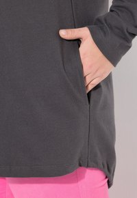 Thumbnail Image 4