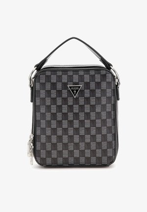 Sac à main à motif damier noir et gris avec une anse supérieure, des éléments en métal argenté et un logo triangulaire sur le devant. Fermeture zippée.