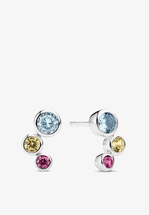 Sølv ørestikker med tre runde ædelstene i hver: stor lyseblå, mellemstor gul og lille lyserød, arrangeret i en faldende bue.