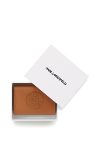 Hnědá kožená peněženka Karl Lagerfeld s perforovaným logem, umístěná v otevřené bílé krabici s nápisem Karl Lagerfeld na víku.