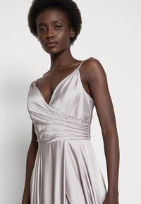 Mascara Roupa de cerimónia - taupe