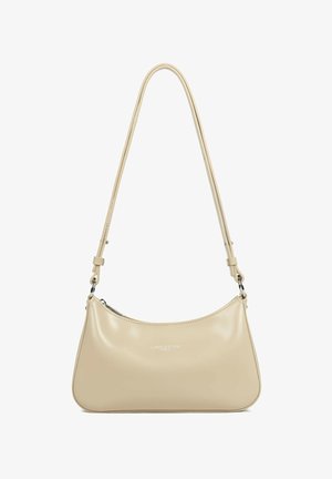 Beige Lederhandtasche mit geschwungener Form, verstellbarem Riemen, silbernen Hardware-Akzenten und Reißverschluss, mit dezenter Logodetailierung.