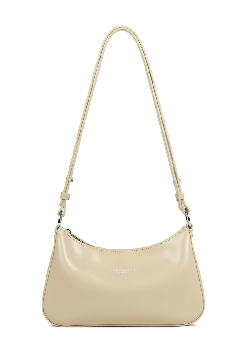 Beige Lederhandtasche mit geschwungener Form, verstellbarem Riemen, silbernen Hardware-Akzenten und Reißverschluss, mit dezenter Logodetailierung.