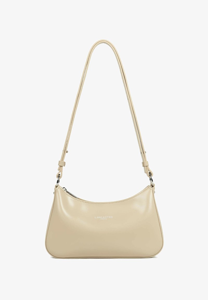 Beige Lederhandtasche mit geschwungener Form, verstellbarem Riemen, silbernen Hardware-Akzenten und Reißverschluss, mit dezenter Logodetailierung.