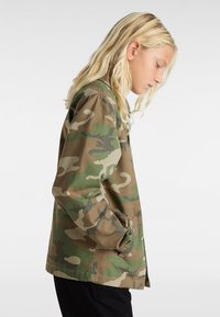 Vans TORREY CANVAS COACH Summer jacket vintage camo/green