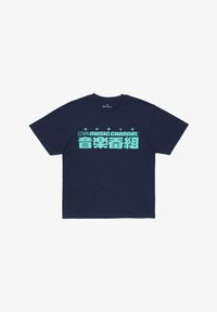Camiseta de manga corta azul marino con texto turquesa que dice "EDWIN MUSIC CHANNEL" y caracteres japoneses en el pecho.