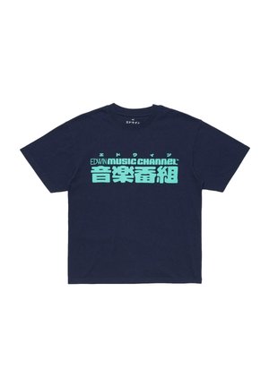 Camiseta de manga corta azul marino con texto turquesa que dice "EDWIN MUSIC CHANNEL" y caracteres japoneses en el pecho.